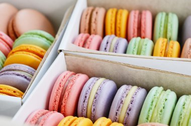 Renkli acıbadem kurabiyesi kutuları kümesi