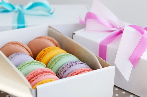 Conjunto de macaroon colorido e caixas de presente com fita e arco — Fotografia de Stock