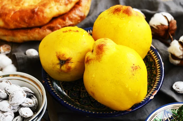 Quinces, pan plano y hoyos de albaricoque salados en forma oriental — Foto de Stock