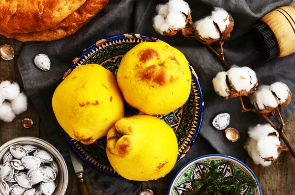 Kweeperen, flatbread, zoute abrikoos kuilen en wattenstaafjes in orient — Stockfoto