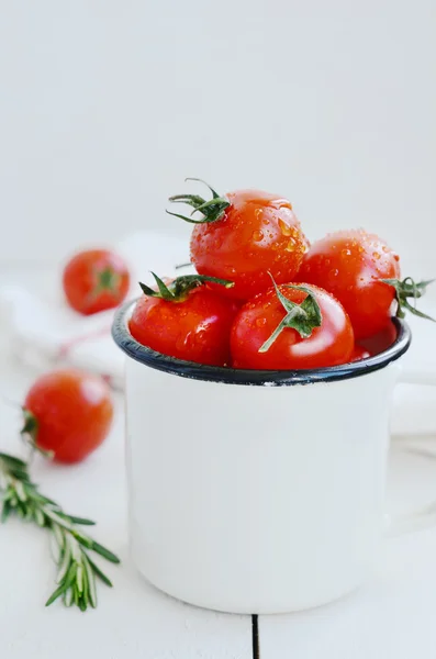 Pomodori maturi in ciotola di metallo con spazio copia su sfondo bianco — Foto Stock