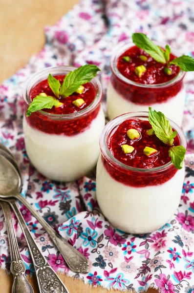 Yogur casero con mermelada de frambuesa y pistacho en frascos de vidrio — Foto de Stock