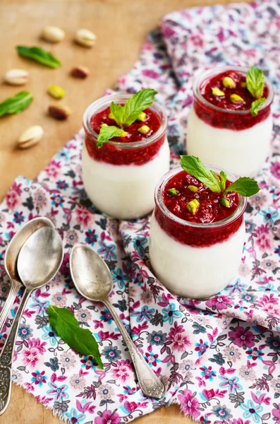 Домашний йогурт с малиной и фисташкой в стеклянных банках — стоковое фото