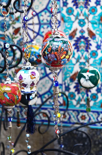 Lembranças cerâmicas turcas coloridas com pintura — Fotografia de Stock