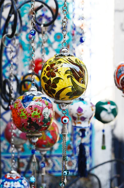 Colorful turkish crockery souvenirs at gift shop — Stock Photo, Image