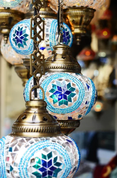 ギフト ショップでブルーのトルコ モザイク ランタン — ストック写真