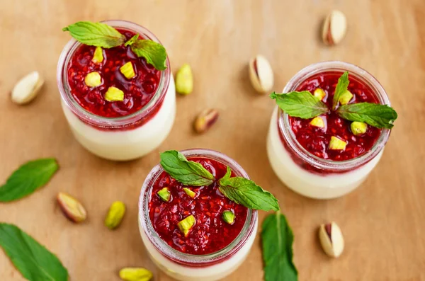 Домашний йогурт со свежим малиновым джемом и фисташками — стоковое фото