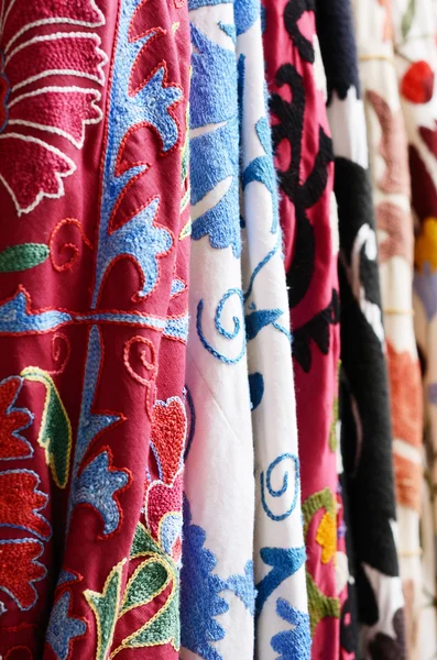 Traditional suzani embroidery fabrics hanging at oriental bazar — Stock Photo, Image