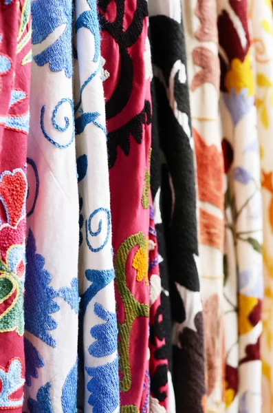 オリエンタル バザールでぶら下がっている伝統的なウズベク語パターン インテリア織物 — ストック写真