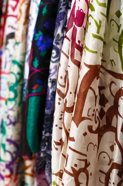 Silk scarves hanging at street market — Stock Photo, Image