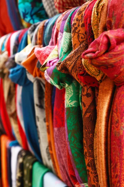 Various colorful scarves hanging at street bazaar — Stock Photo, Image