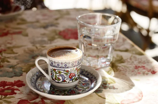 Turkse koffie op straat café — Stockfoto