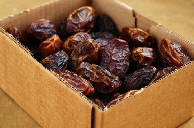 Karton kutu içinde kurutulmuş tarihleri