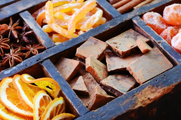 Chocolate amargo, naranjas secas y especias —  Fotos de Stock