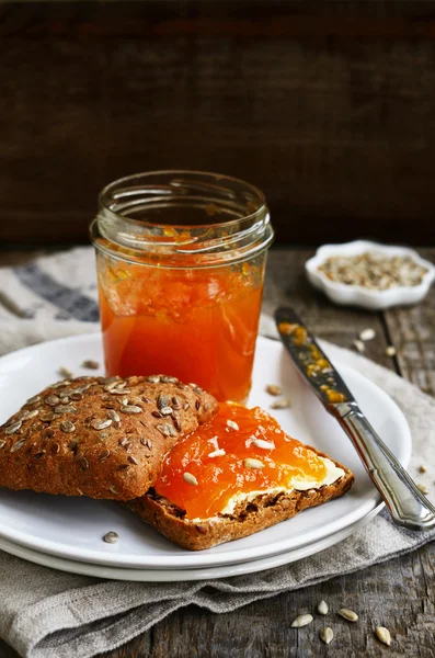 Сэндвич с ржаным хлебом с абрикосовым вареньем и семечками подсолнуха — стоковое фото