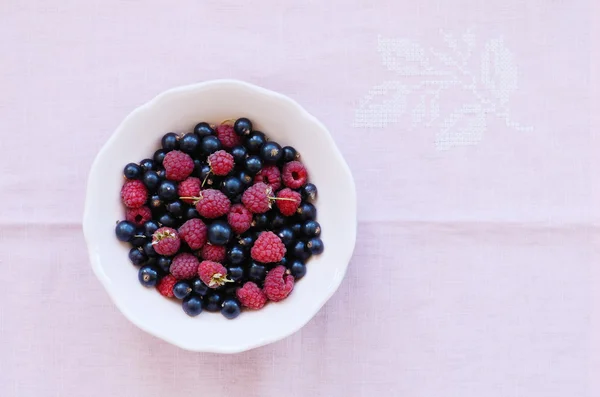 Mix di lampone selvatico e ribes nero in ciotola — Foto Stock