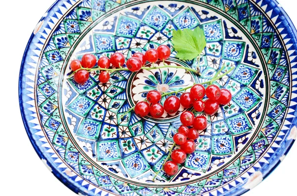 Grosella roja en placa de cerámica oriental — Foto de Stock