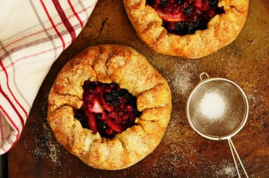 Elma ve berry Galette'ye şeker ile tepesinde