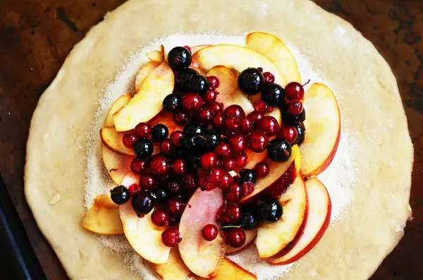 Vaření otevřené pie nebo galette jablka a jahody — Stock fotografie