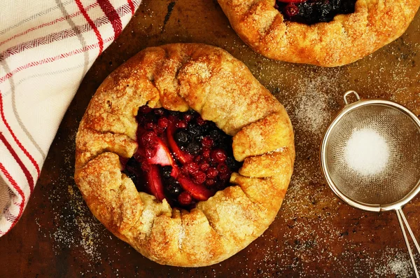 Apple and berry galette topped with sugar — Stock Photo, Image
