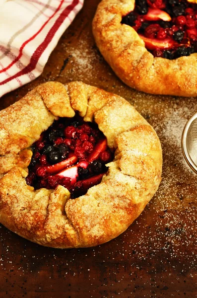 Apple and berry galette topped with sugar — Stock Photo, Image