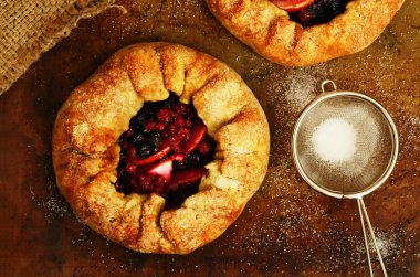 Ev yapımı açık turta ya da elma ve berry karışımı ile Galette'ye