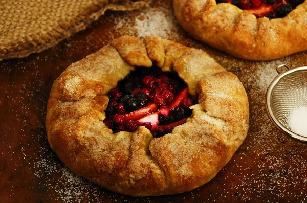 Pasteles abiertos crujientes o galette con manzanas y bayas de verano — Foto de Stock