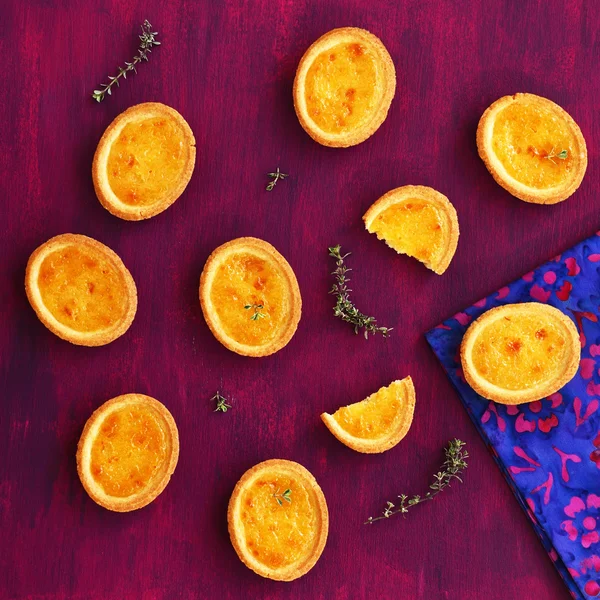 Mini limon tart derin Lila zemin üzerine kekik ile — Stok fotoğraf