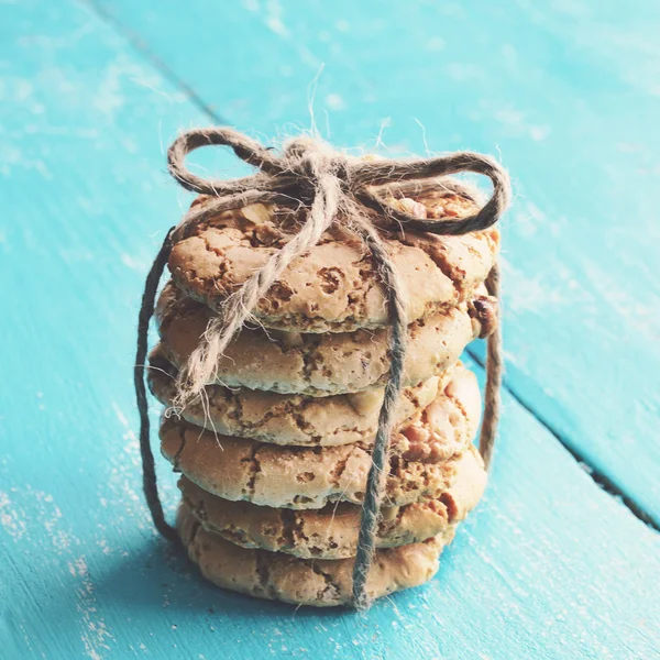 Hög med hemmagjord maräng med jute garn båge — Stockfoto