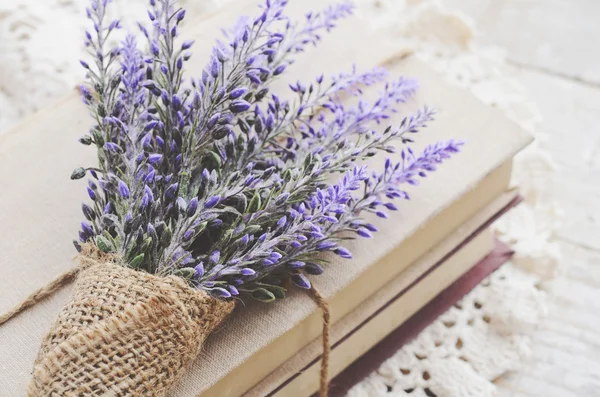 Un mazzo di lavanda messo su un pacco di libri — Foto Stock