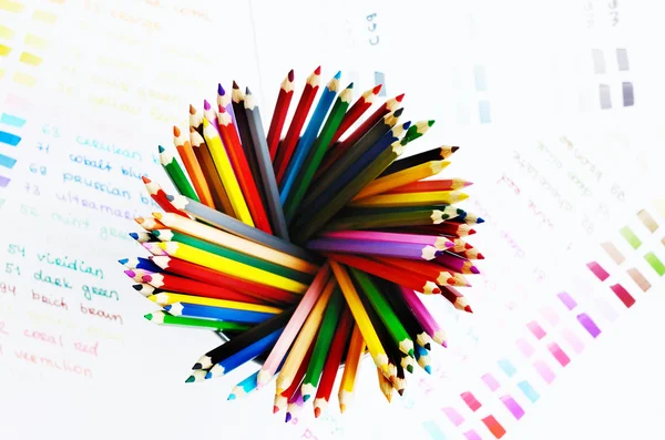 Lápices de madera multicolores y paleta de colores — Foto de Stock