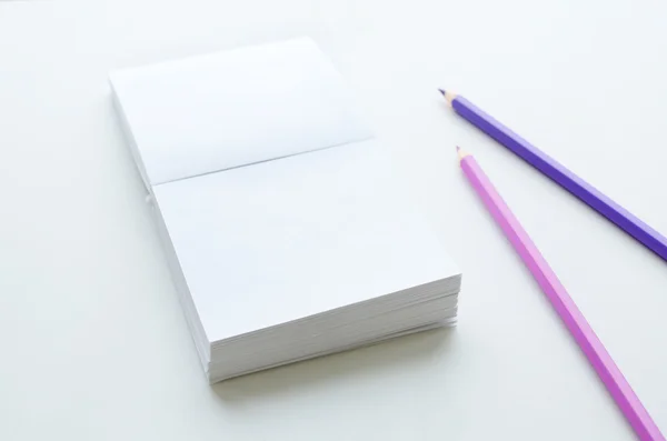 Lege papier blok en twee potloden op lichte achtergrond — Stockfoto