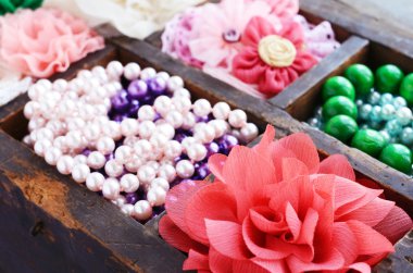 Ahşap Organizer'da çeşitli şık aksesuarlar kümesi