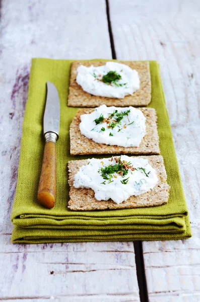 Sanduíche de pães de centeio com creme de queijo caseiro — Fotografia de Stock