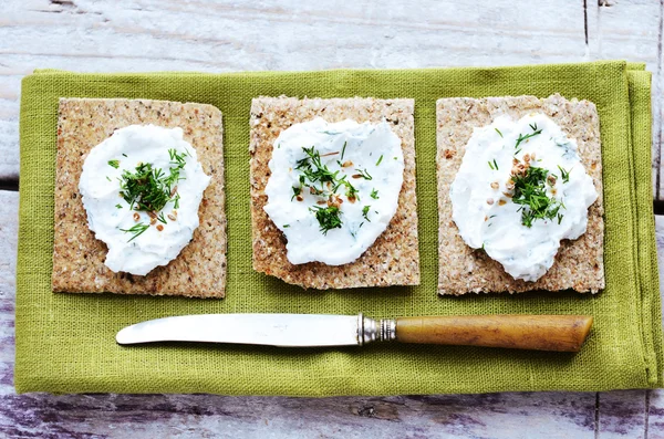 Rye loaves sandwich with homemade cottage cheese cream — Stock Photo, Image