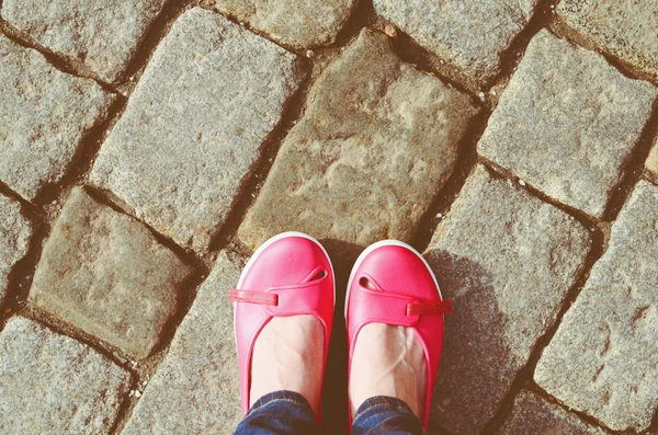 Розовые туфли и джинсовые ножки — стоковое фото
