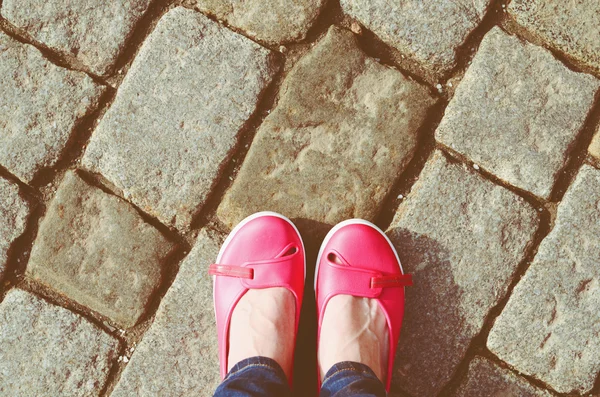 Pink shoes and jeans legs — Stock Photo, Image