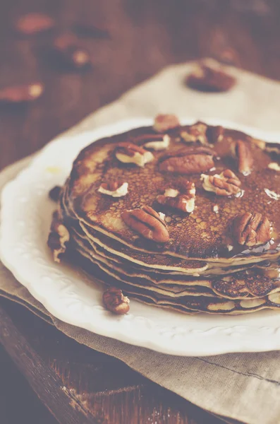 Crêpes fines maison au miel et noix de pécan sur porcel blanc — Photo