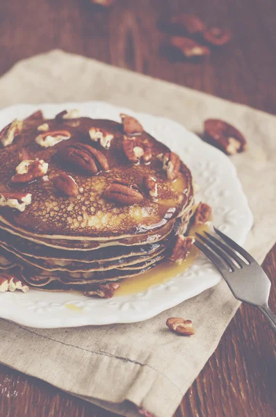 Stos domowe cienkie placki posypane orzechy pecan i miód — Zdjęcie stockowe