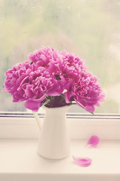 Manojo de peonía rosa en el alféizar de la ventana, efecto vintage — Foto de Stock