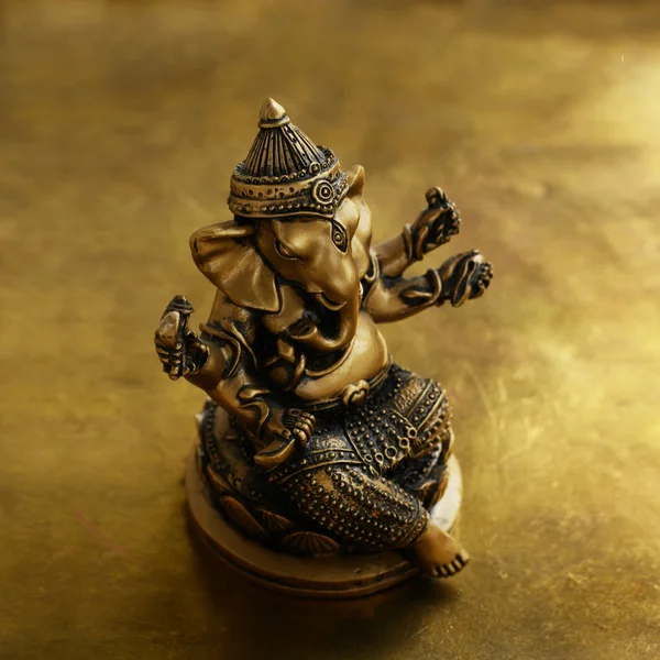 Ganesha bronz heykelciği altın arka plan üzerinde — Stok fotoğraf