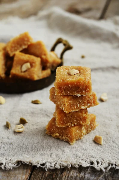 Doces caseiros indianos com farinha de grão de bico, flocos de coco, cardamomo e castanha de caju — Fotografia de Stock