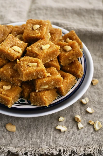 Burfi - doce indiano com leite, farinha de grão de bico, flocos de coco, cardamomo e castanha de caju — Fotografia de Stock