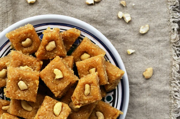 Burfi casero - dulces indios con harina de garbanzos, cardamomo y anacardo — Foto de Stock