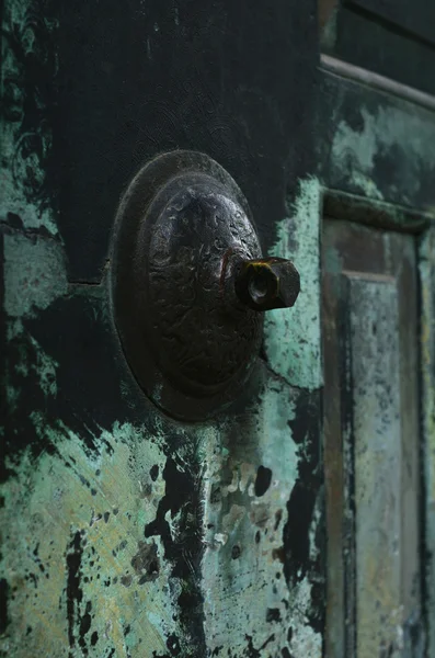 Деревенская металлическая дверь и ручка — стоковое фото