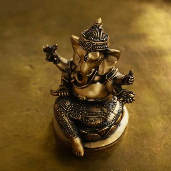 Ganesh bronzovou sošku zlatého pozadí Royalty Free Stock Fotografie