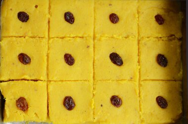 Ev yapımı chana dal burfi - geleneksel Hint tatlı