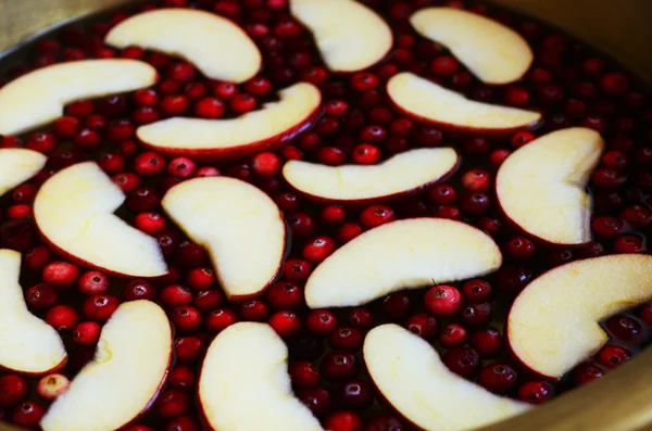 Sour cranberries with apples  - traditional russian dish — Stock Photo, Image