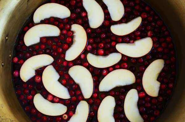 Gefermenteerde cranberry met appels in oude koperen kom — Stockfoto