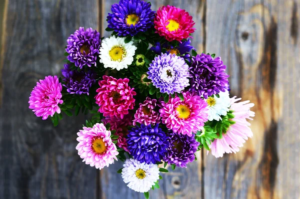 Buquê de rosa, violeta e branco aster sobre fundo de madeira , — Fotografia de Stock